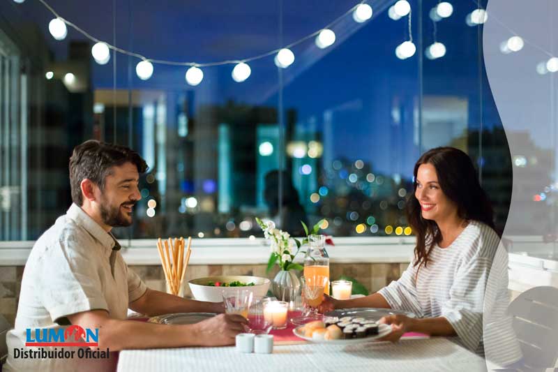 Cena con un acristalamiento